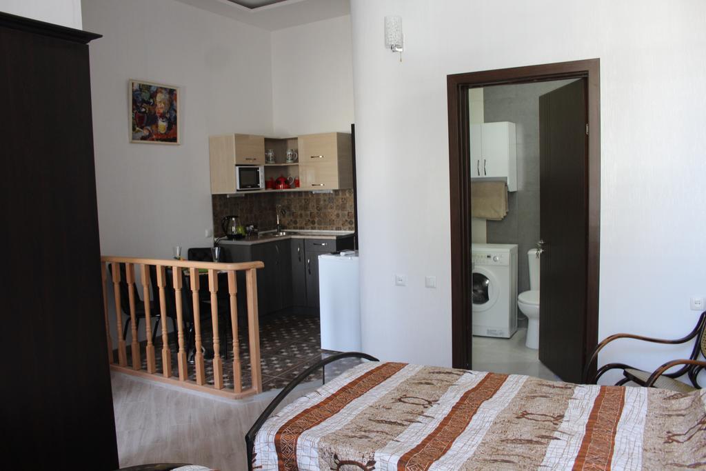 Guest House On Gia Abesadze Street Tbilisi Exterior photo